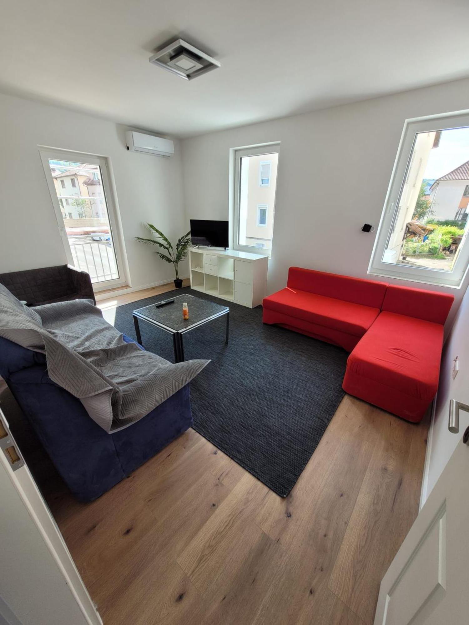 Schoene 3,5 Zimmer Handwerkerwohnung Free Parking Gute Lage ألبشتات المظهر الخارجي الصورة
